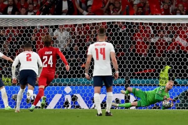 وقتی کسپر اشمایکل تا یکقدمی مهار پنالتی مشکوک پیش رفت عکس