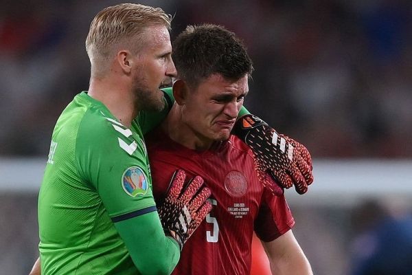  گریه بازیکن دانمارک که به انگلیس پنالتی داد و دلداری اشمایکل به او عکس