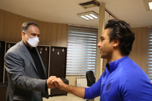  مددی سرانجام با مجیدی رو به رو شد  شعار علیه مدیرعامل در حضور عضو هیات مدیره استقلال