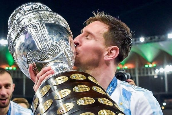  بوسه لیونل مسی بر جام پس از قهرمانی در کوپا آمریکا