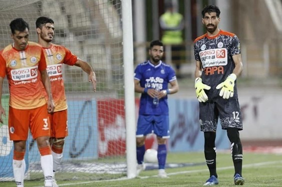 واکنش دروازه بان سایپا به اظهارات کمالوند شاید سرمربی تیم به خاطر عصبانیت آن حرفها را زده است