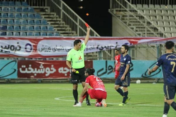  عاشوری  نحوه صحبت کردن کرمانشاهی در حد یک داور نبود  او عصبانی بود و مدام کارت می‌داد