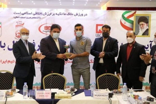  آقای گل لیگ برتر فوتسال جایزه خود را دریافت کرد
