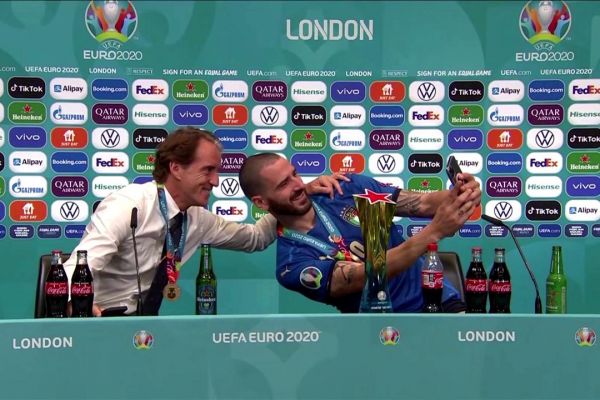 حسن ختام یورو بونوچی نوشابههای روی میز را سر کشید