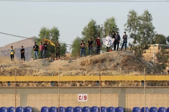  حاشیه بازی نفت مسجدسلیمان - ذوب آهن  تماشاگران روی تپه‌ها و اعتراض بوعذار در دقیقه 3