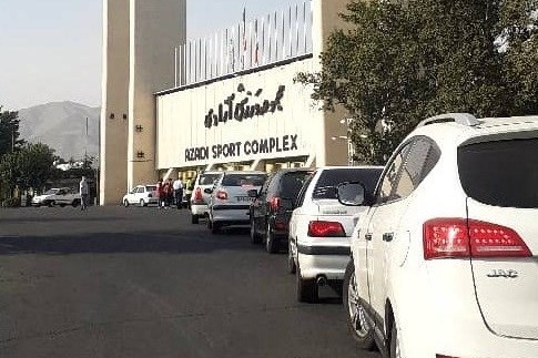  حاشیه‌ دربی ۹۶  تقدیر از دو کمک‌داور بین‌المللی و اعتراض استقلالی‌ها به نبود پرچم‌های آبی