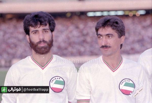  ناصرمحمدخانى و شاهرخ بيانى دو تن از بهترين ستاره هاى دهه شصت فوتبال ايران   تصوير مربوط به ديدار دوستانه تيم ملى ايران و سن پاتريك ايرلند در مرداد ٦٩ كه به تساوى بدون گل انجاميد