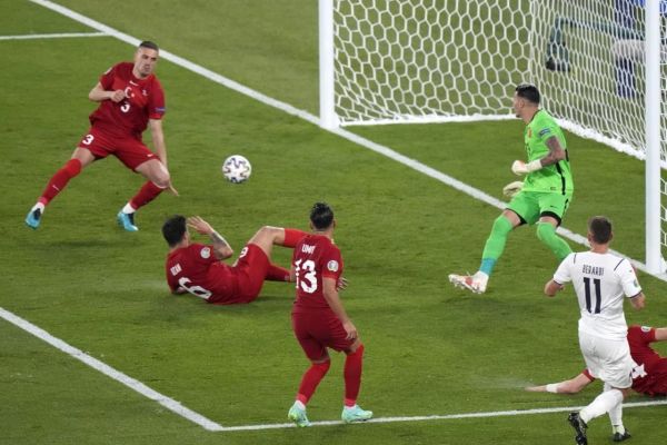 معاینات پزشکی دمیرال در تورین انجام شد مدافع ترک تبار یووه را ترک می کند