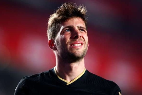 بایرن به دنبال جذب یک دفاع راست مذاکره مونیخی ها با بارسا بر سر روبرتو