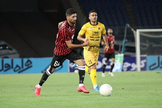 حاشیه بازی پدیده و سپاهان پیگیری نتیجه بازی پرسپولیس توسط شاگردان نویدکیا و استرس بالای حاجصفی