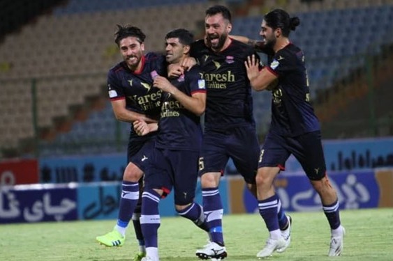 حاشیه بازی ذوبآهن و نساجی اخراج میرزازاد و اعتراض نساجیها به فغانی