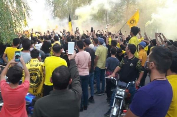 حواشی شهرآورد اصفهان عزیمت کاروان سپاهان و ذوبآهن به نقشجهان با استقبال هواداران رونمایی از کلاه مخصوص موتورسیکلت با آرم سپاهان