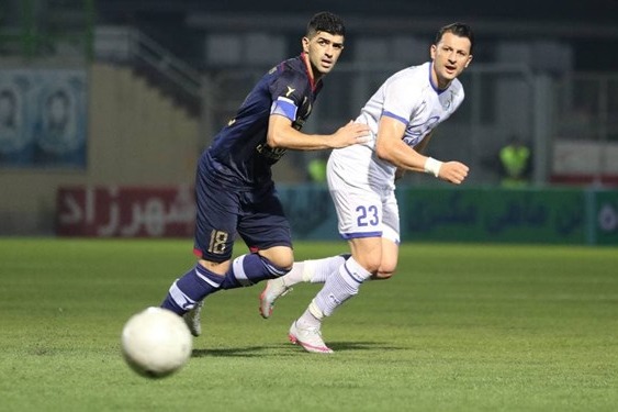 حاشیه بازی نساجی و استقلال درگیری مربی آبی پوشان با بازیکنان حریف+عکس