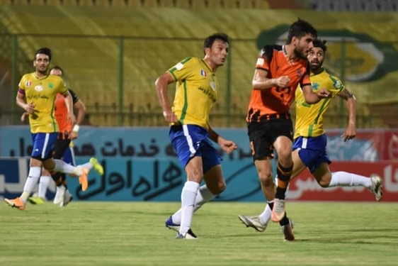حاشیه دیدار فولاد خوزستان و نفت آبادان اعتراض شدید نصاری به داور و درگیری با بازیکن فولاد