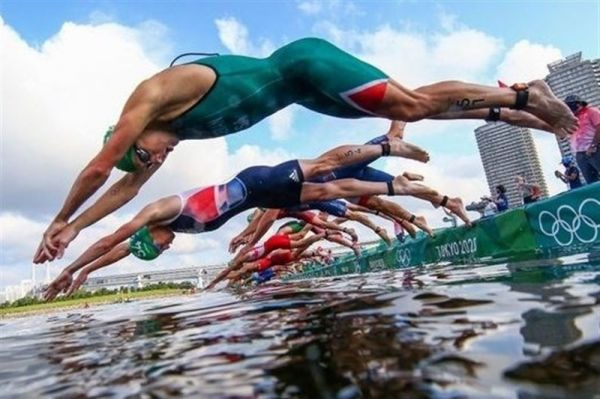 المپیک ۲۰۲۰ توکیو خطر از بیخ گوش شناگران سهگانه گذشت + عکس