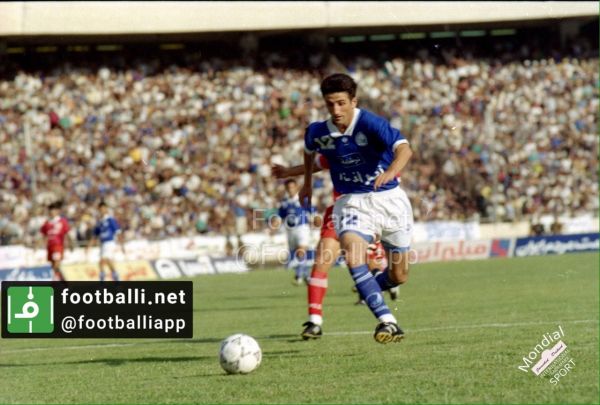  نوستالژى   ادموند اختر چهره ويژه دربيهاى سال ٧٣ و ٧٤ با زدن دوگل به عابدزاده و نكيسا و گرفتن يك پنالتى در همين صحنه از نيما نكيسا در دربى چهلم