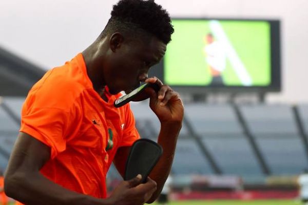 جشن صعود ساحل عاج پس از حذف آلمان؛ از سجده شکر تا بوسیدن ساقبند