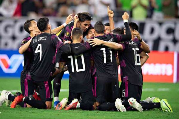  عکس؛ خوشحالی احساسی و تماشایی مکزیکی‌ها با اشاره به آسمان