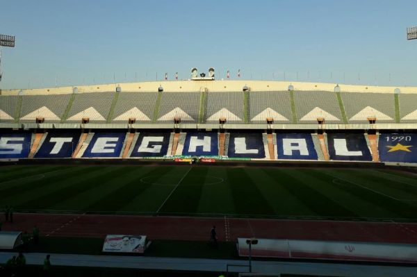 حاشیه بازی استقلال و سپاهان ستارههای آبی در جایگاه تماشاگران آماده سازی سکوهای قهرمانی +عکس