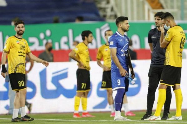 حاشیه بازی استقلال و سپاهان ناراحتی مهاجم سپاهان از گلزنی پرسپولیس و فریاد نیازمند بر سر مدافعان