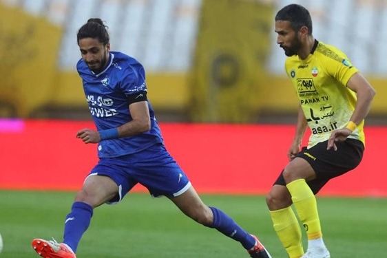  حاشیه بازی استقلال و سپاهان  اعتراض شدید سپاهانی‌ها به داور و بارش شدید باران