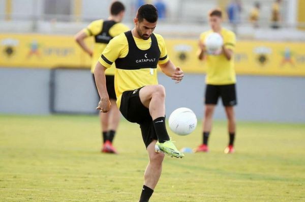  حاج صفی در آاک آتن پا به توپ شد