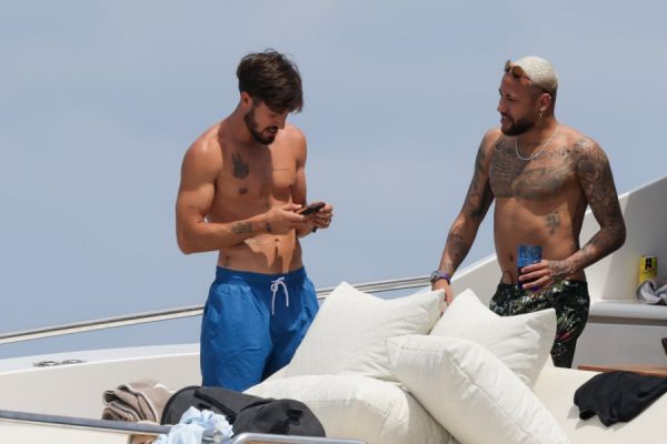  واکنش نزدیکان نیمار به انتقادها از اضافه وزنش در تعطیلات