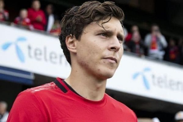 لیندلوف از بودن در منچستر خرسندم و سعی می کنم به پیشرفت جوانان تیم کمک کنم