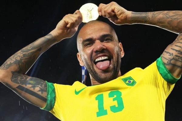  تصاویر بامزه دنی آلوز به همراه مدال طلای فوتبال المپیک 2020