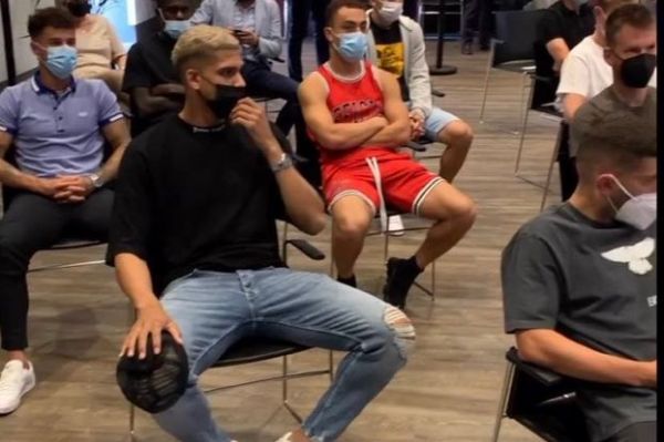 تیپ عجیب مدافع بارسلونا در مراسم وداع مسی؛ با لباس بسکتبال