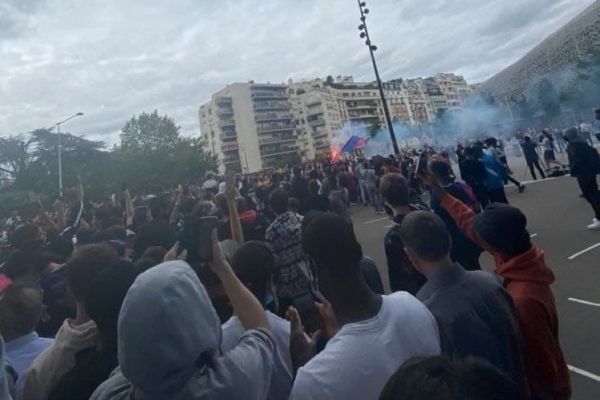 عکس؛ آتشبازی هواداران پاریسن ژرمن در خیابانهای پاریس به خاطر مسی