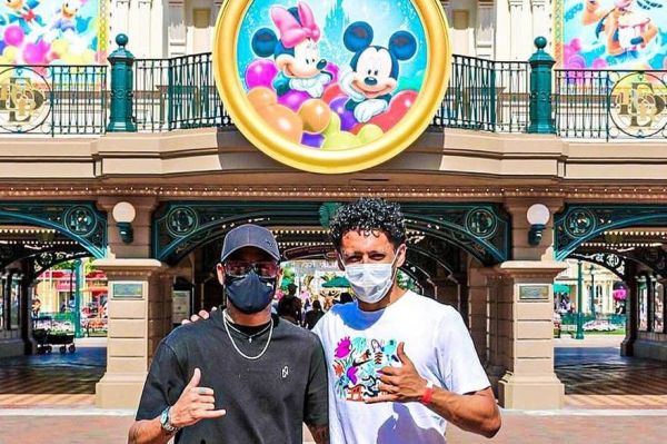 عکس؛ نیمار و مارکینیوس در دیزنی لند پاریس