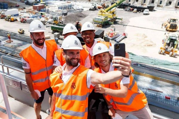 سلفی بازیکنان رئال مادرید و آنچلوتی با سانتیاگو برنابئوی نیمه کاره