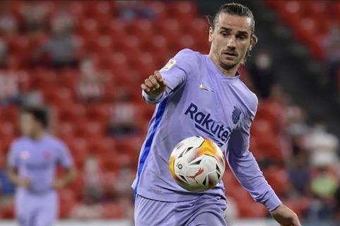  گریزمان  موقعیت های زیادی به حریف دادیم  در دفاع و حمله کمک می کنم