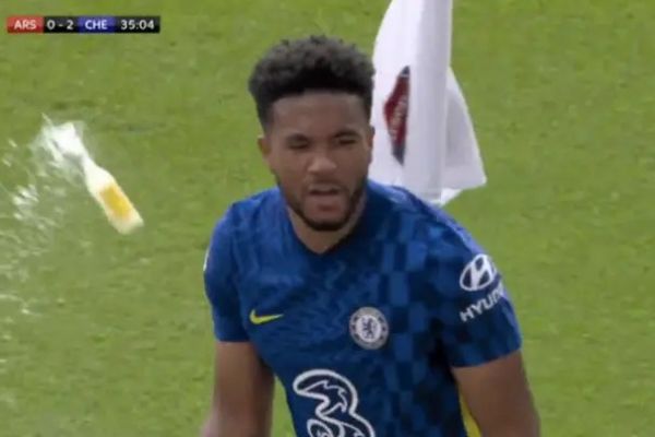 عکس؛ ابراز خشم آرسنالیها با پرتاب بطری به سمت ستاره چلسی