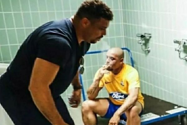  وایرال شدن تصویر قدیمی سیگار کشیدن روبرتو کارلوس و رونالدو در رختکن