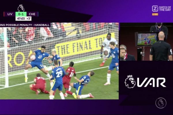 عکس؛ لحظهای که ریس جیمز روی خط دروازه مرتکب پنالتی و اخراج شد