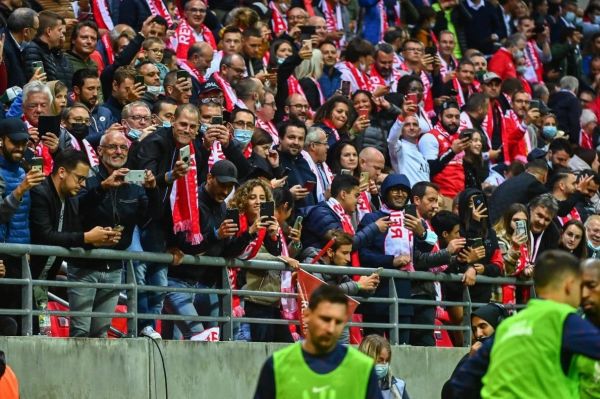 وایرال شدن عکسی از مسی در حالی که تمام دوربینهای موبایل به سمت او است