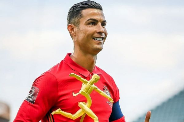 جایزه ویژهای که رونالدو قبل از بازی مقابل ایرلند دریافت کرد