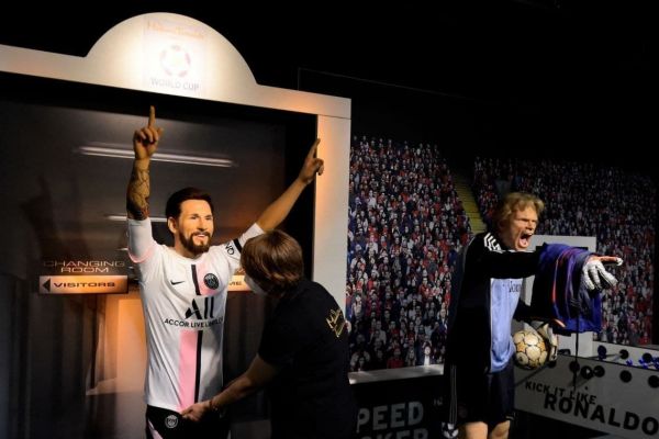  عکس؛ مجسمه مسی در موزه برلین با لباس پاریسن ژرمن