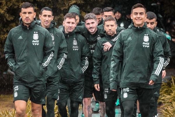 عکس جالبی که مسی از قدم زدن زیر باران به همراه آرژانتینیها منتشر کرد