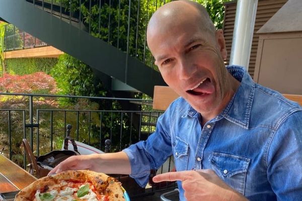 عکس؛ ژست بامزه زیدان با نشان دادن پیتزا