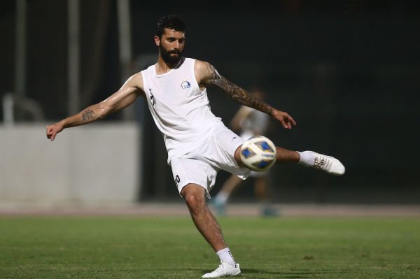 دانشگر به دنبال جلوگیری از غرش شیر عکس