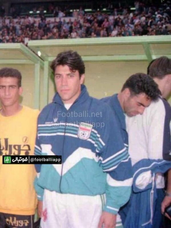  نوستالژی  محمد نوازی با پیراهن تیم ملی ایران مقابل ستارگان آسیا در سال ۱۳۷۸، پشت سر نوازی، محمود فکری هم دیده می‌شود