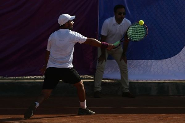  پوشاک وانسی قهرمان لیگ تنیس ایران شد