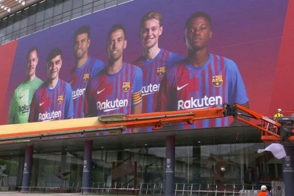 بنر جدید بارسلونا که با رفتن مسی جلوی درب نیوکمپ نصب شد عکس