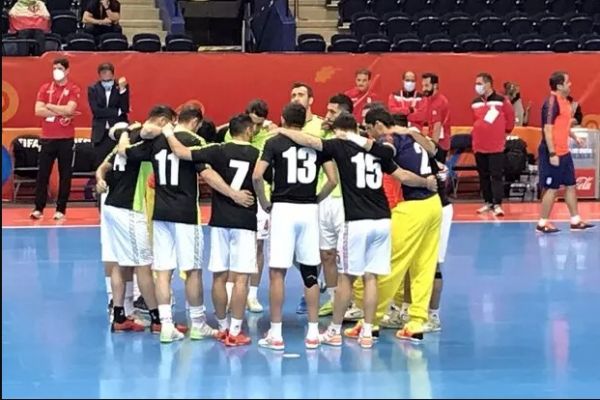  حلقه اتحاد بازیکنان تیم ملی فوتسال ایران پیش از بازی با آمریکا
