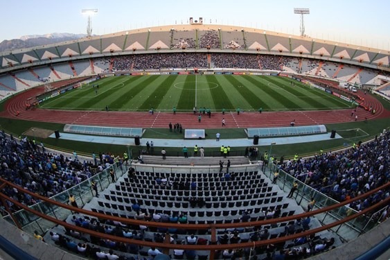  تجمع اعتراض‌آمیز کارگران ورزشگاه آزادی مقابل وزارت ورزش  عکس