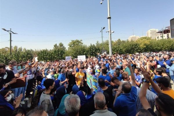 افزایش شمار معترضان و حضور نیروی انتظامی پاسخ هواداران استقلال به اظهارات فکری عکس