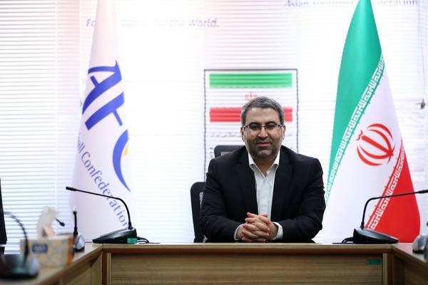 احسان عزیزی خادم در نیم فصل دوم فصل 1402-1401 تکنولوژی VAR را در لیگ برتر خواهیم داشت پروسه آموزش داوران 6 الی 9 ماه طول میکشد